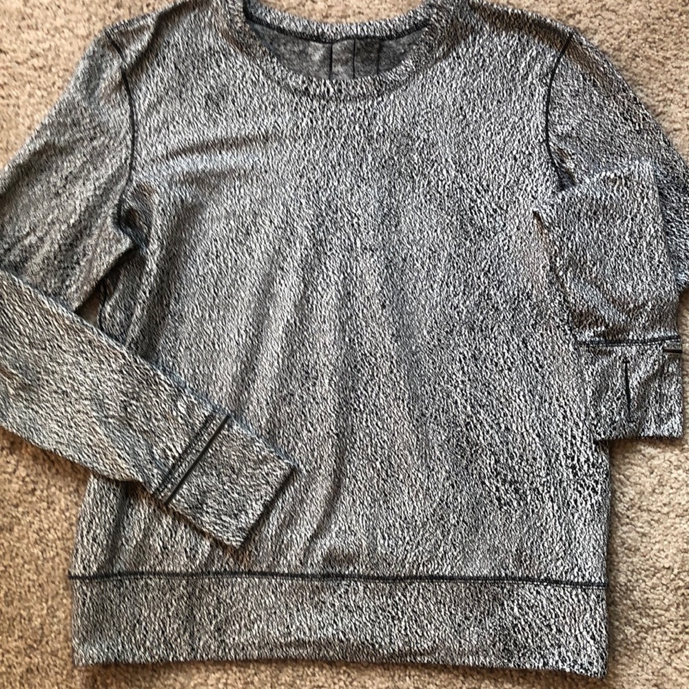 Lululemnon quike run shirt